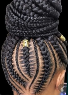 Cornrows uppsatta i en hög knut med guldpärlor